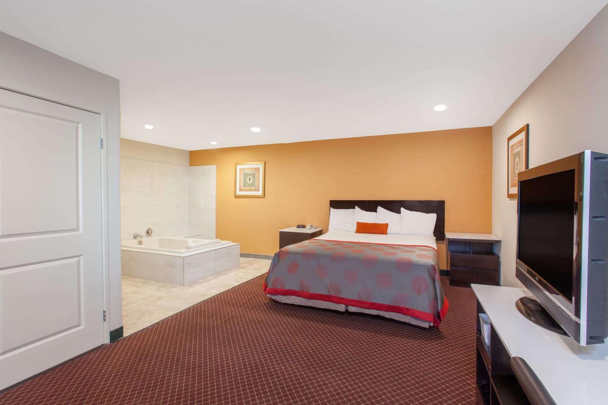 Ramada By Wyndham Culver City — Photos 2